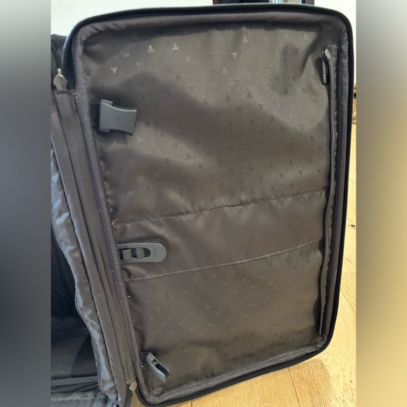 Tumi - 2 Wheel Expandable 22 inch - Picture 9 of 12